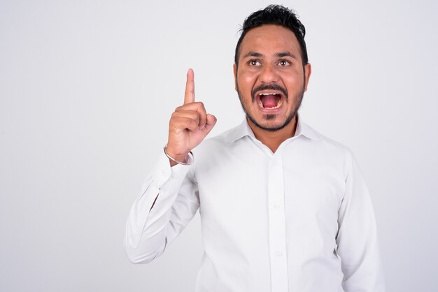 retrato de um empresário indiano barbudo pensando e apontando para cima