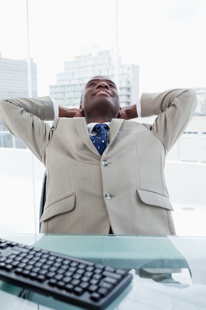 Retrato de um empresário relaxante