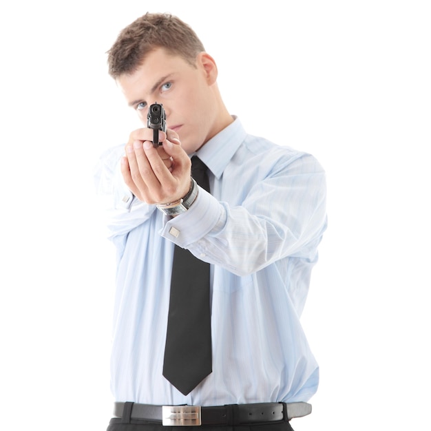 Foto retrato de um empresário segurando uma arma enquanto está de pé sobre um fundo branco