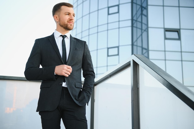 Retrato de um empresário sorridente em um ambiente de negócios moderno