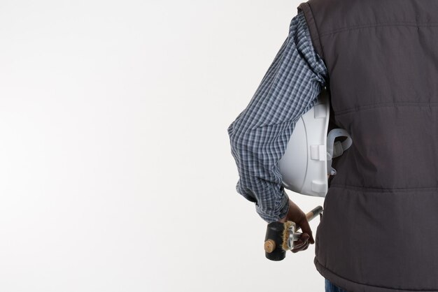 Retrato de um engenheiro bonito com capacete isolado no branco