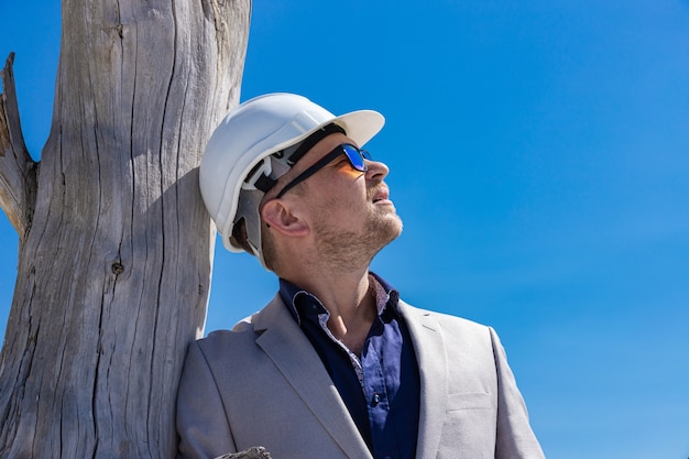 Retrato de um engenheiro em um capacete protetor. conceito de negócio, ecologia e construção.