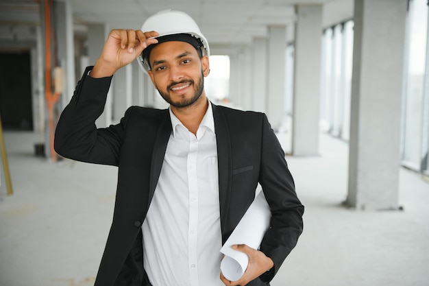 Foto retrato de um engenheiro indiano posando para a câmera