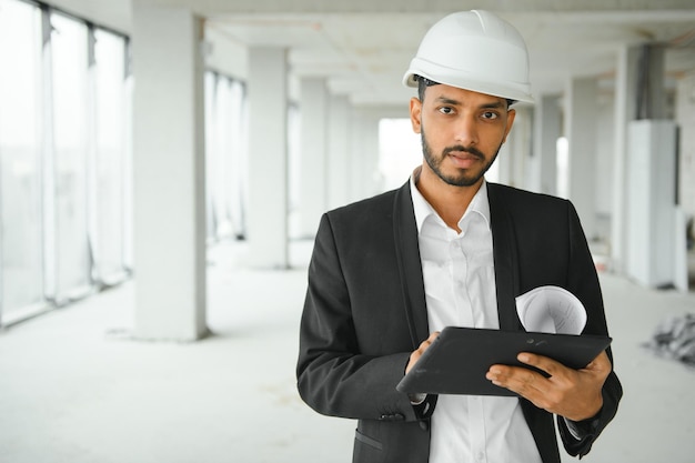 Retrato de um engenheiro indiano posando para a câmera