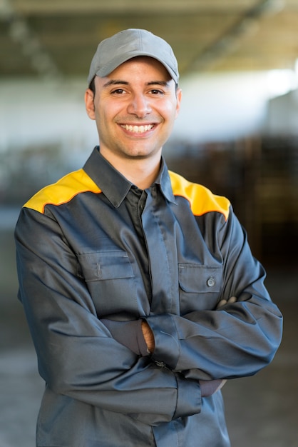 Foto retrato, de, um, engenheiro, no trabalho, em, um, fábrica