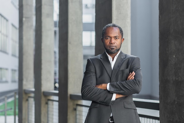 Retrato de um especialista em diretor financeiro de um banqueiro afro-americano em um terno de negócios
