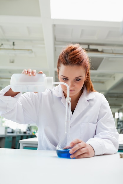 Retrato de um estudante de ciências fazendo um experimento