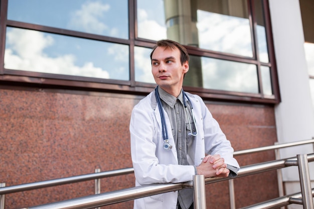 Retrato de um estudante de medicina no limiar de uma clínica universitária O conceito de educação moderna