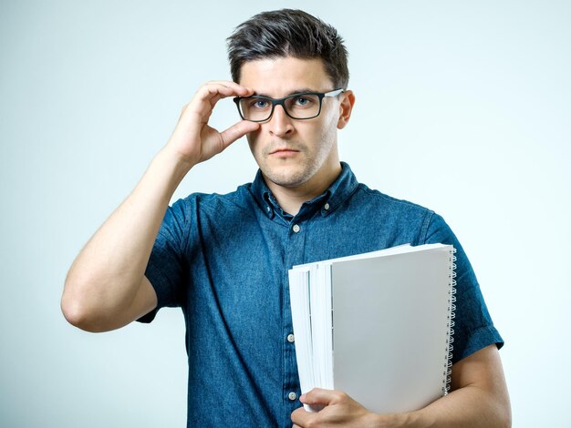 Foto retrato de um estudante de pé com livros