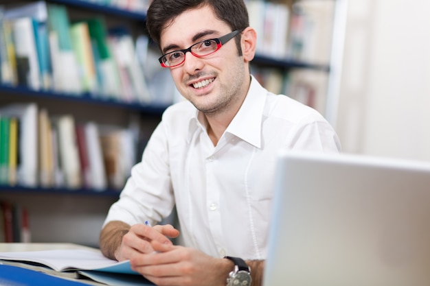 Retrato, de, um, estudante, em, um, biblioteca