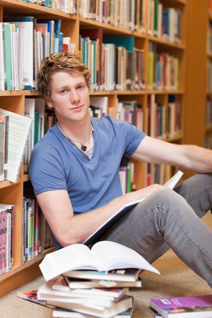 Retrato de um estudante masculino com um livro