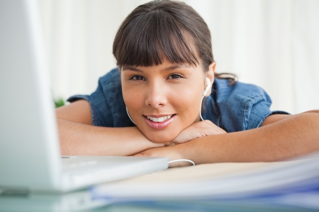 Foto retrato de um estudante sorridente e cansado