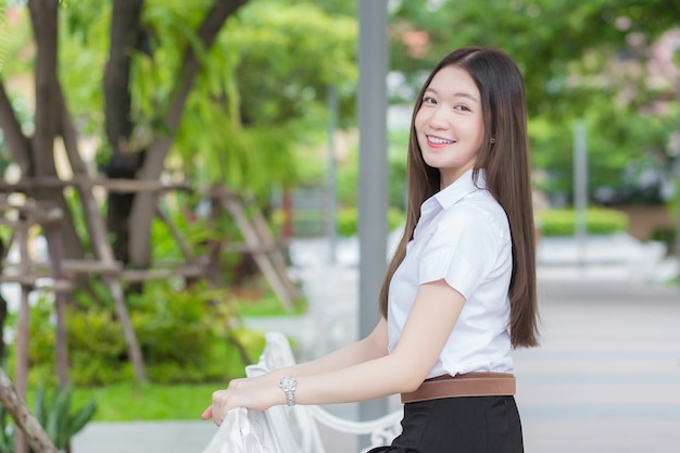 Retrato de um estudante tailandês adulto em uniforme de estudante universitário