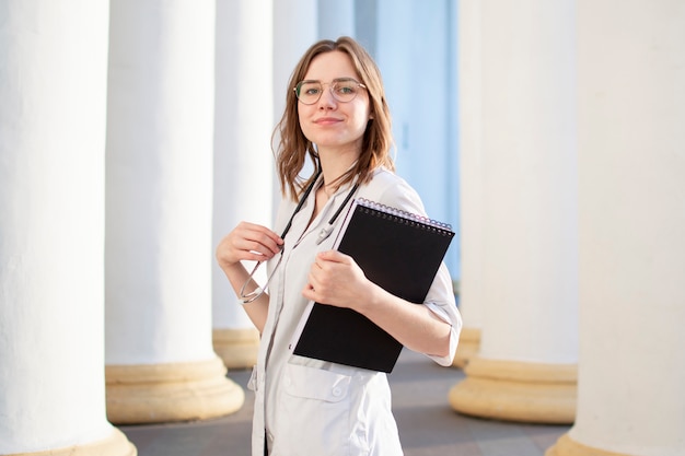 Retrato de um estudante universitário de medicina