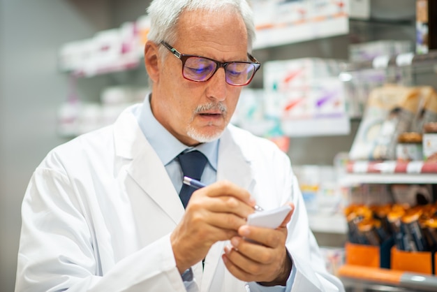 Retrato de um farmacêutico trabalhando em sua loja