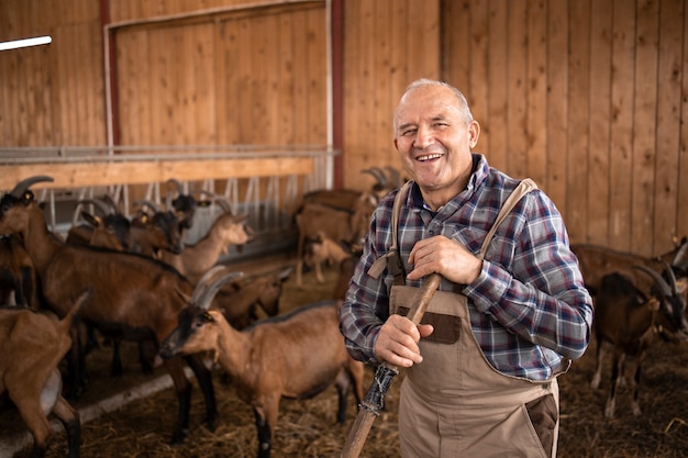 Retrato de um fazendeiro ou pecuarista sorridente em uma casa de fazenda