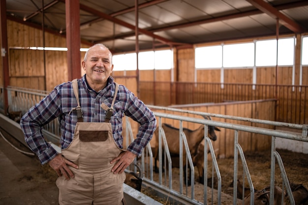 Retrato de um fazendeiro sênior em uma casa de fazenda