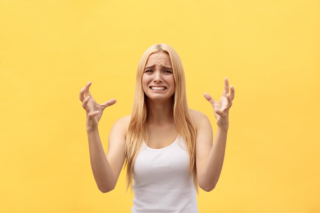 Retrato, de, um, feliz, excitado, mulher, em, camisa branca, com, boca aberta, isolado, sobre, experiência amarela