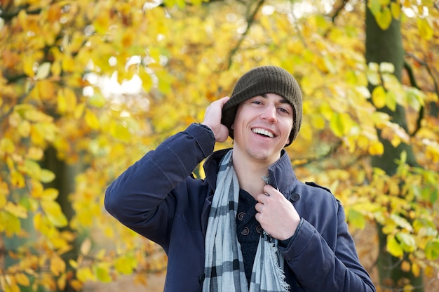 Retrato, de, um, feliz, homem jovem, rir, ao ar livre, com, chapéu