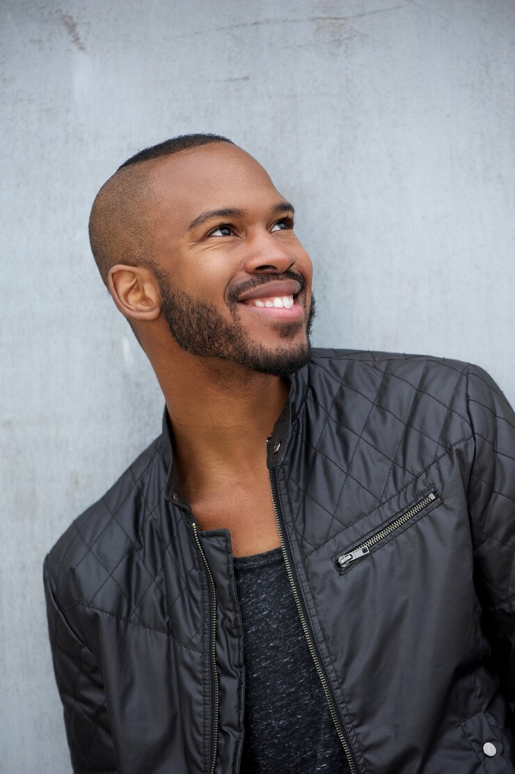 Foto retrato, de, um, feliz, homem jovem, sorrindo
