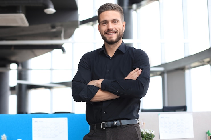 Foto retrato de um feliz jovem empresário casual no escritório.