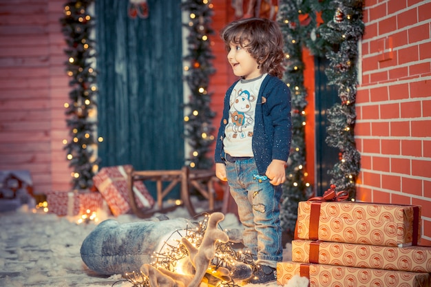 Retrato, de, um, feliz, menino, tocando, com, luzes natal