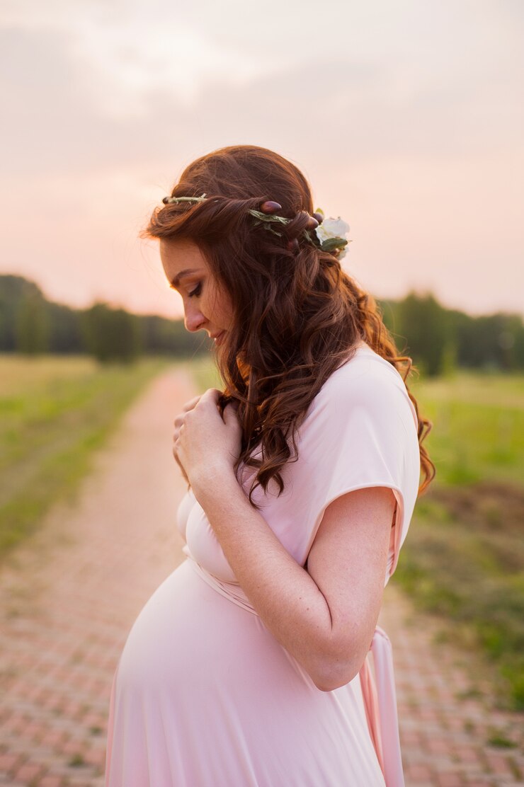 Retrato, de, um, feliz, mulher grávida, olhar, dela, barriga, em, um, parque, em, amanhecer
