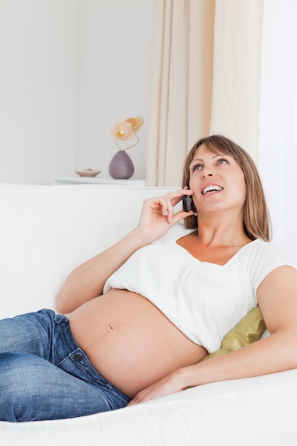 Retrato, de, um, feliz, mulher grávida, telefonando