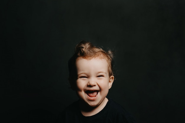 Retrato, de, um, feliz, sorrindo, caucasiano, menino criança