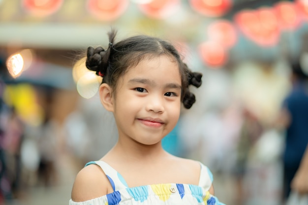 Retrato, de, um, feliz, sorrindo, menina criança