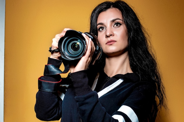 Retrato de um fotógrafo linda menina morena com cabelos longos cacheados