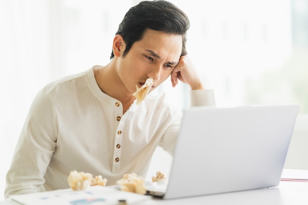 Retrato de um funcionário doente ainda com o rosto cansado indo para o trabalho