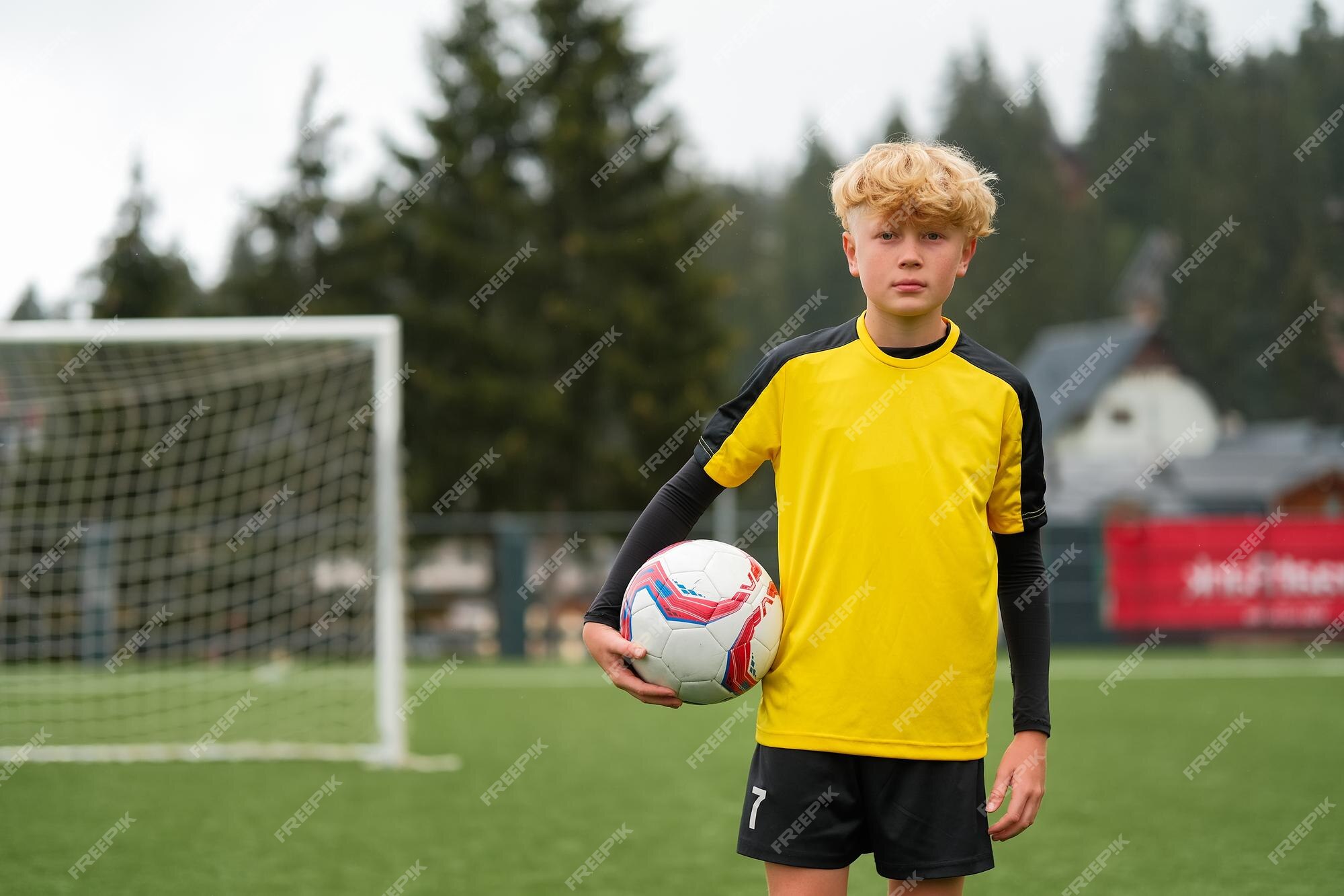 Quero Tocar Uma Filmagem. Retrato De Um Jovem Jogando Futebol Num Campo  Esportivo. Foto de Stock - Imagem de jogo, colhido: 243222436