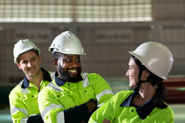 Foto retrato de um grupo de equipamentos pesados de engenheiros de uma enorme indústria