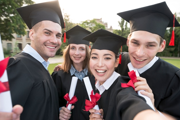 Retrato de um grupo de estudantes celebrando sua formatura