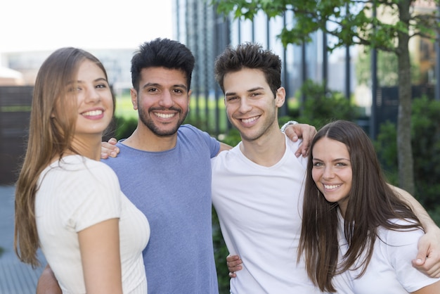 Retrato de um grupo de jovens amigos