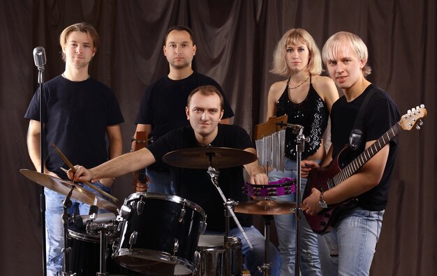 Foto retrato de um grupo musical de estudantes em ensaio.