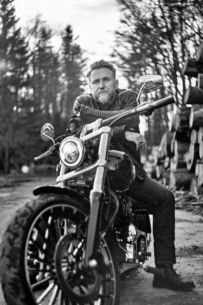 Foto retrato de um homem a andar de motocicleta