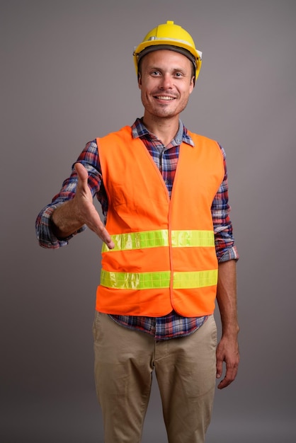 Foto retrato de um homem a trabalhar