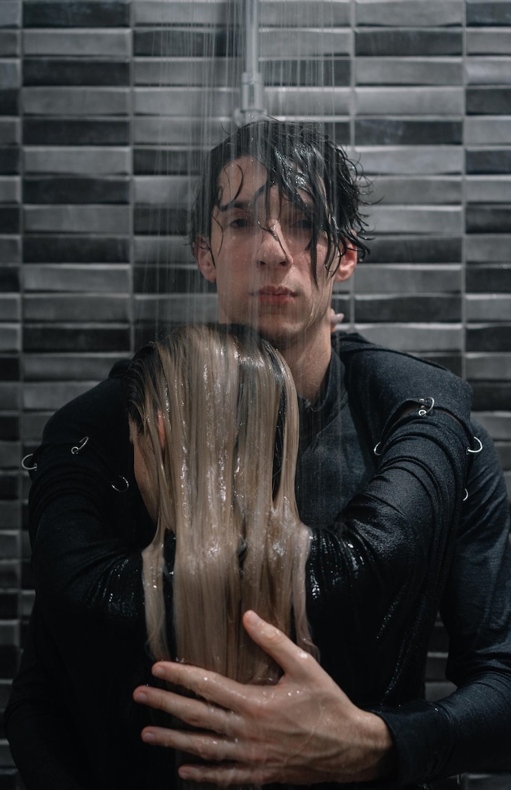 Foto retrato de um homem abraçando sua parceira no chuveiro