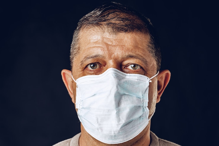 Foto retrato de um homem adulto doente na máscara médica close-up. conceito de pandemia por coronavírus