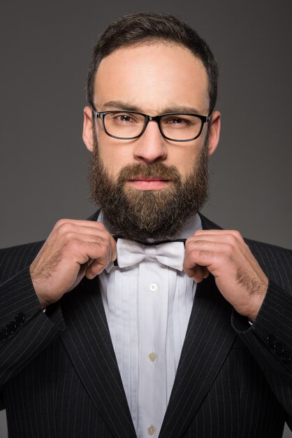 Retrato de um homem adulto em um terno e gravata.