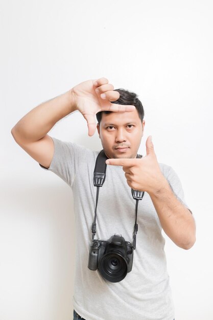 Foto retrato de um homem adulto fotografando com uma câmera contra um fundo branco