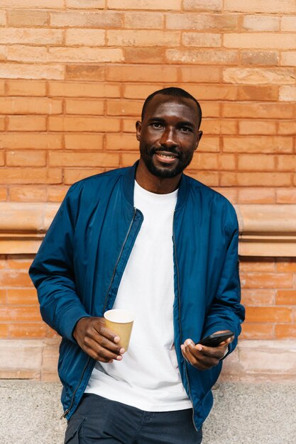 Retrato de um homem adulto segurando um café