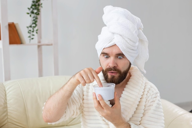 Foto retrato de um homem adulto segurando uma xícara de café