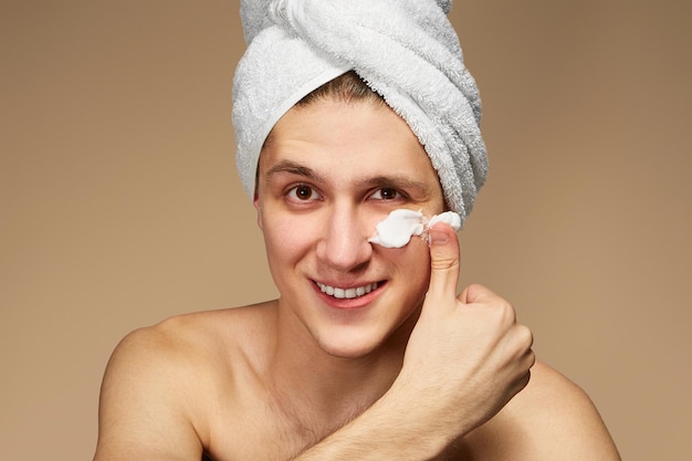 Foto retrato de um homem adulto sorridente contra um fundo cinzento