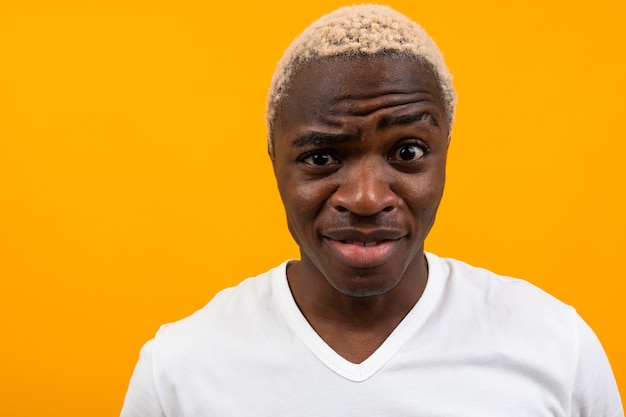Retrato de um homem africano carismático loiro em uma camiseta branca