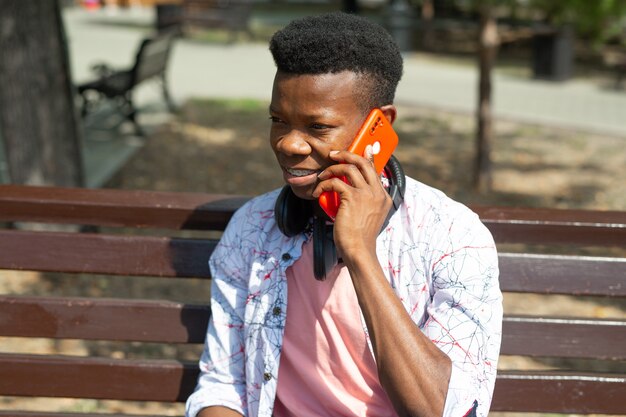 Retrato de um homem africano falando ao celular