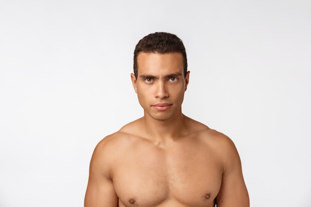 Retrato de um homem afro-americano musculoso sem camisa. Isolado