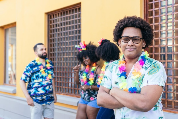 Retrato de um homem afro no carnaval de rua